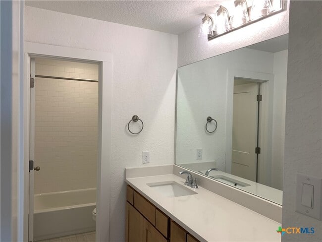 Building Photo - 1048 Easy Gruene