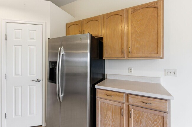 Building Photo - 323 Skyview Ct