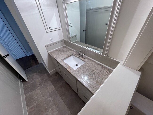 Building Photo - 3 Bedroom 3 Bath Beauty on Golf Course wit...