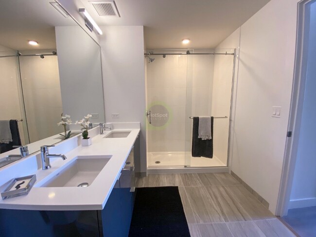 Building Photo - 816 W Sheridan Rd