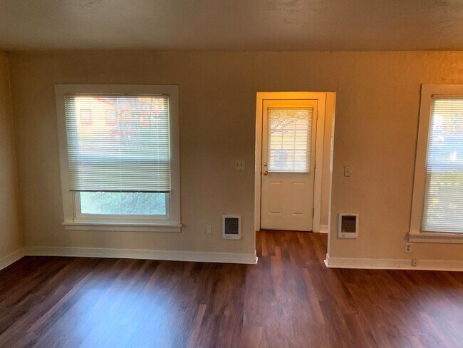 Building Photo - 1 Bedroom Duplex in Midtown Near the Whit