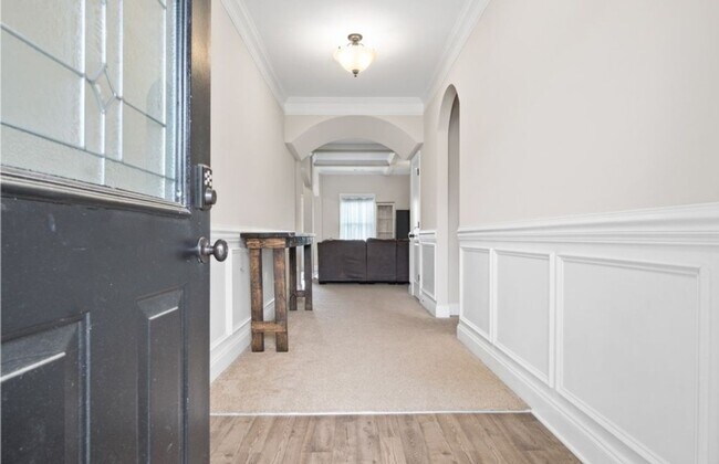 Building Photo - Spacious 5BR House in Clarksville