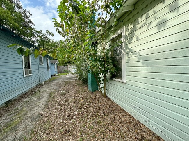Building Photo - Cozy 2 Bedroom, 1 Bathroom House
