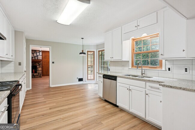 Building Photo - 5206 Clearwater Dr SW