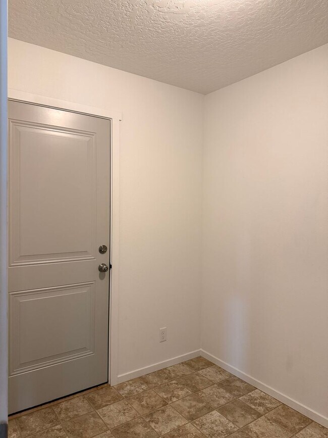 Building Photo - Beautiful Home in Montrose Community!