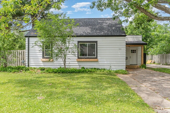 Primary Photo - 3-Bedroom updated home on Salem Street $18...