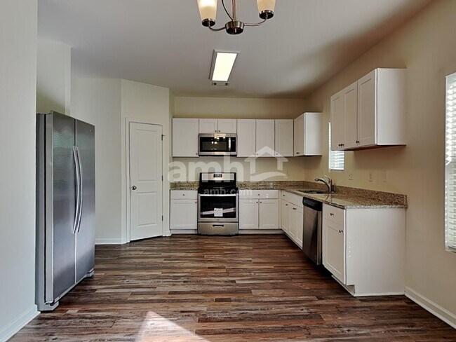 Building Photo - 290 Maxton Ave