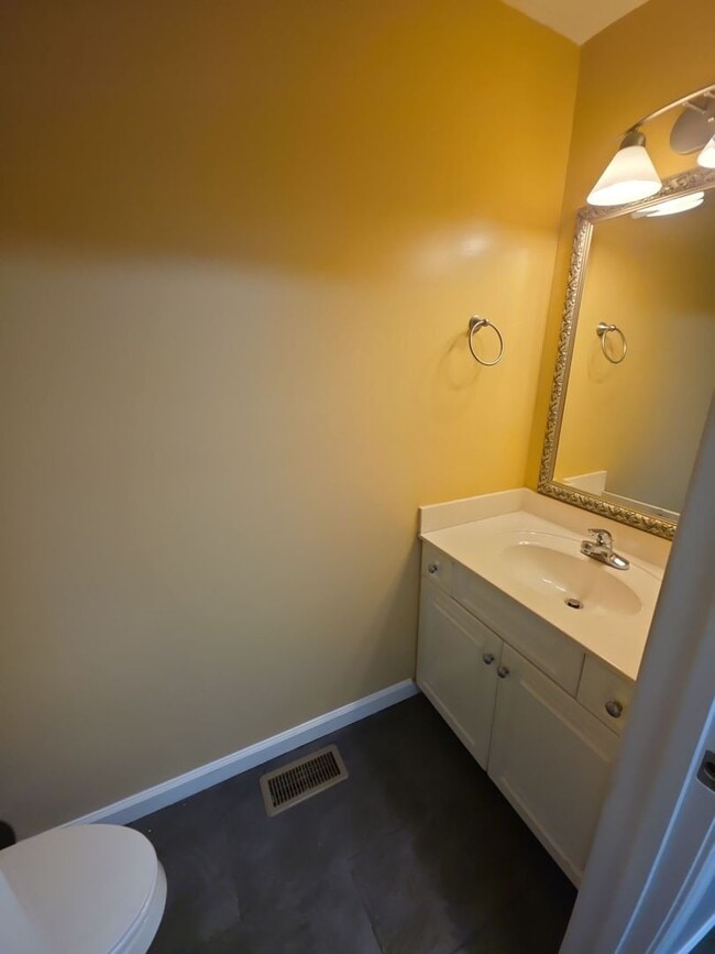 Building Photo - Bright 3 Bedroom Home with Basement, Backyard, and Garage