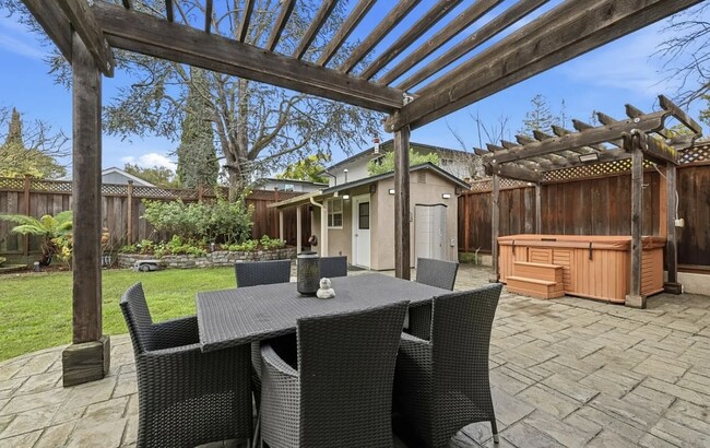 Building Photo - House For Rent