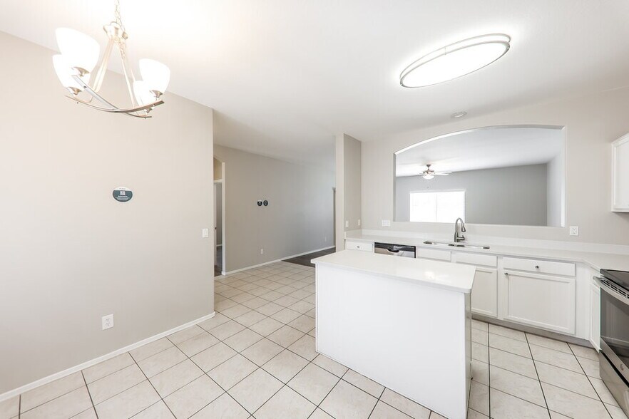 Building Photo - 13275 N Primrose St