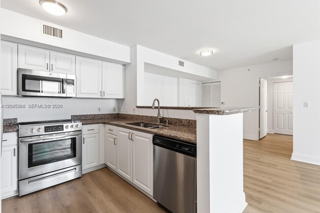 Building Photo - 1155 Brickell Bay Dr