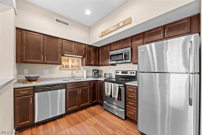 Building Photo - 558 Colony Park Dr