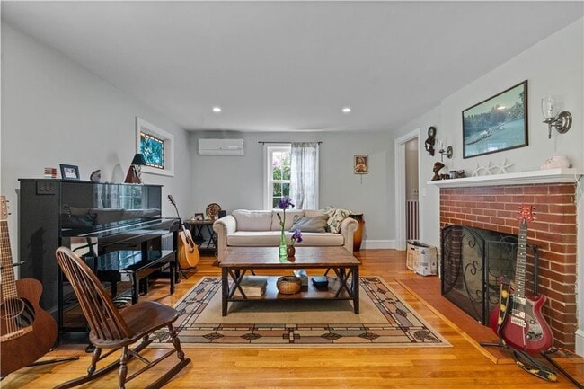 Building Photo - 27 1/2 Doro Pl