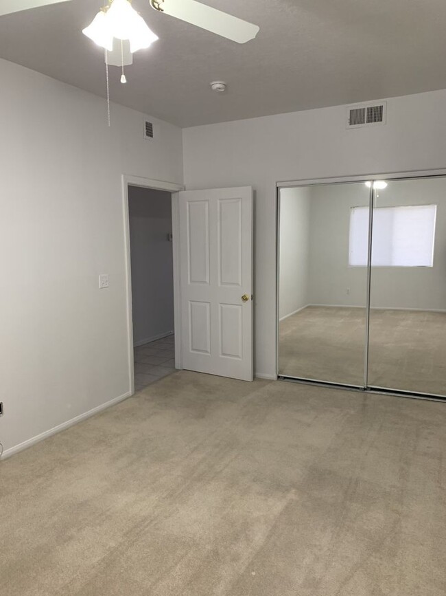 Building Photo - Wonderful lower level 2 bedroom, 2 bathroo...