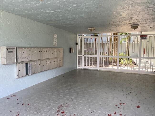 Building Photo - 455 S Pine Island Rd