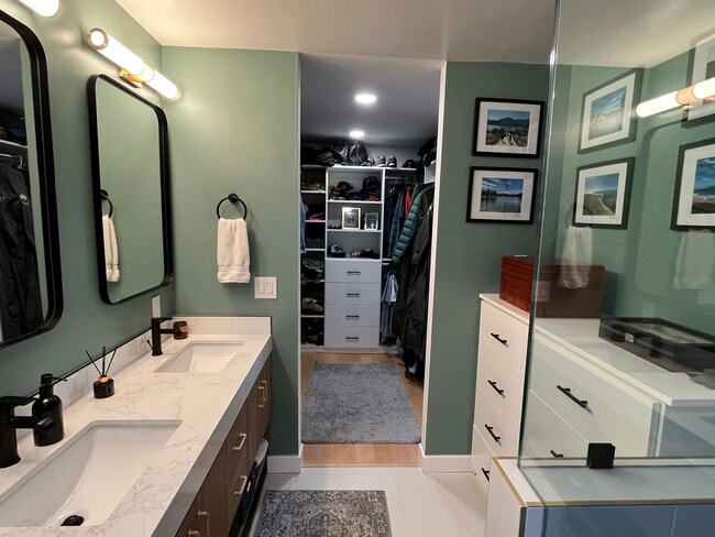 Building Photo - 4340 Snowberry Way