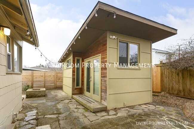 Building Photo - 8606 N Gloucester Ave