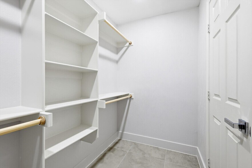 shelving and rods for max use of space - 4813 Via Ventura