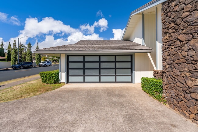 Building Photo - 2067 Laukahi St