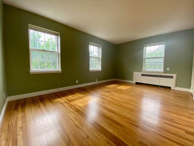 Building Photo - Coolidge Corner Area, In-Unit Washer and Dryer, Heat, Hot Water Included, Porch