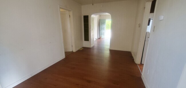 Building Photo - 1/2 off first month! 6bd/2bath House