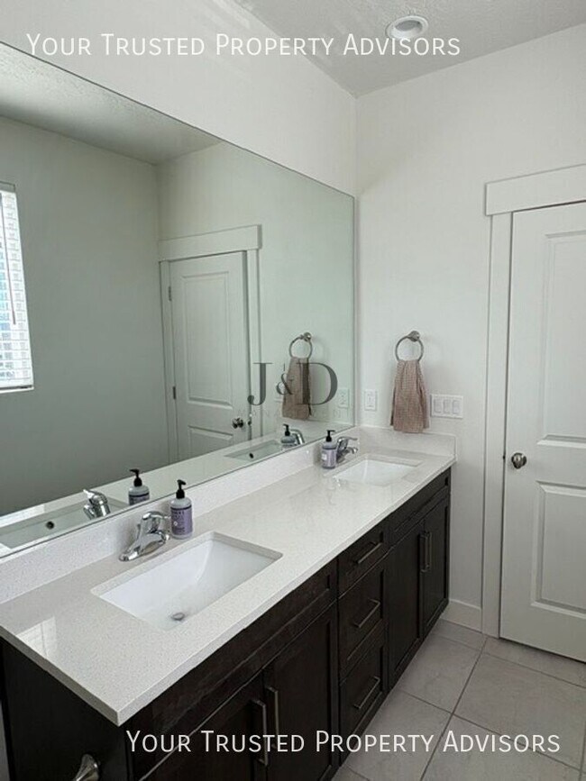 Building Photo - 5096 Putney Hill Rd