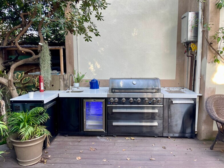 Outdoor Kitchen/Fridge - Shared courtyard with four other bungalows - 2918 Pacific Ave