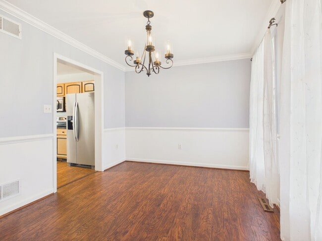 Building Photo - Gorgeous 3 Bedroom Single Family