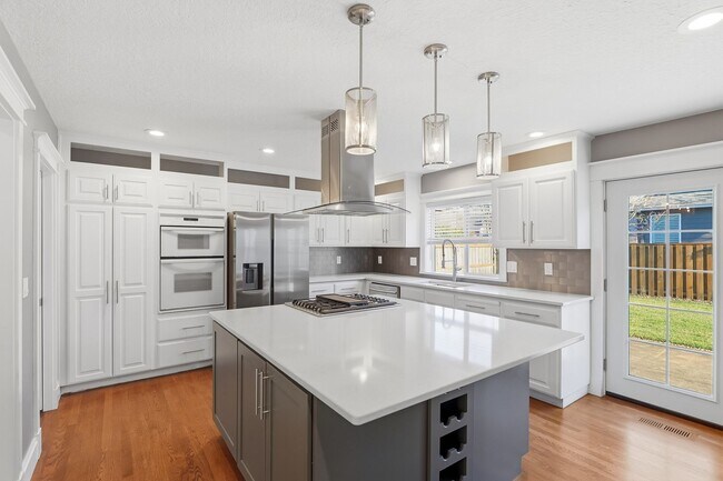 Building Photo - Bright & Modern Corner-Lot Living in Happy Valley