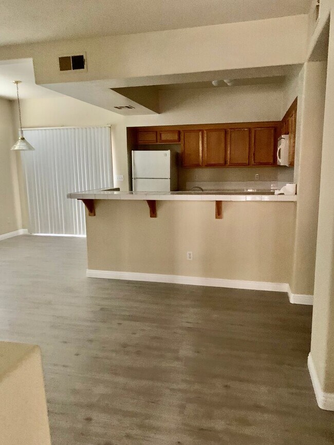 Building Photo - Must See Condo!