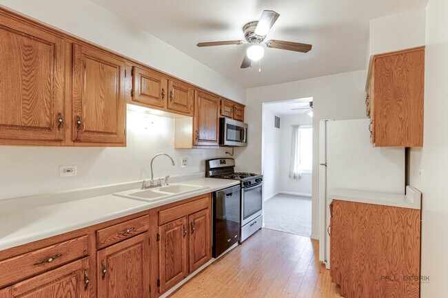 Building Photo - 3004 Roberts Dr