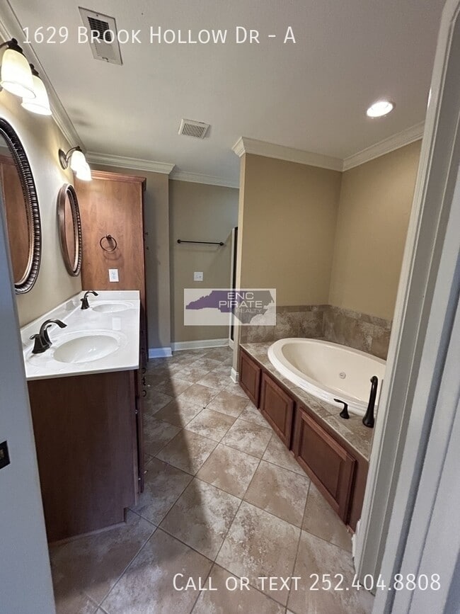 Building Photo - 1629 Brook Hollow Dr
