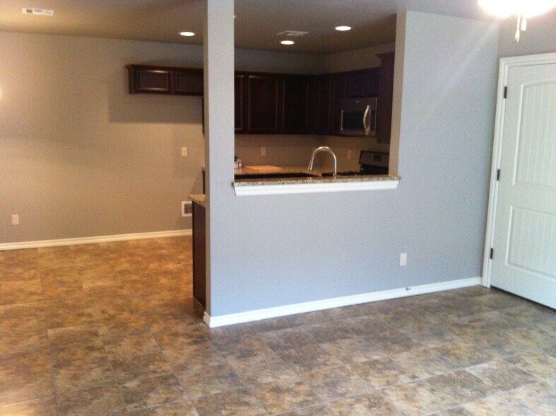 Building Photo - 205 Ashley Dr