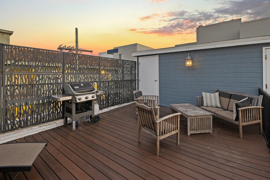 Shared roof deck - 18 N Venice Blvd