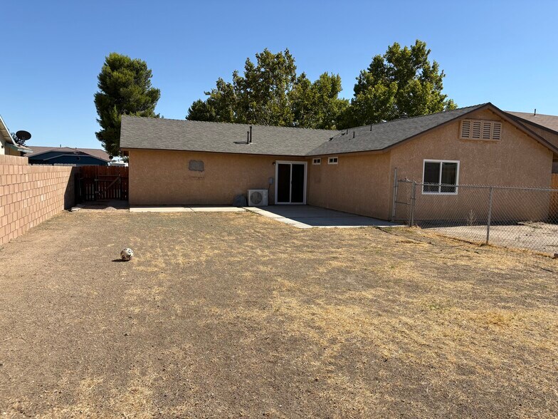 Building Photo - 2113 Phlox Ave