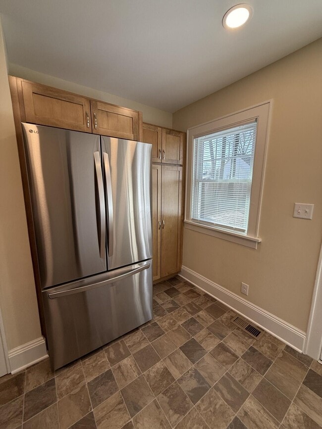 Building Photo - 324 E Main St