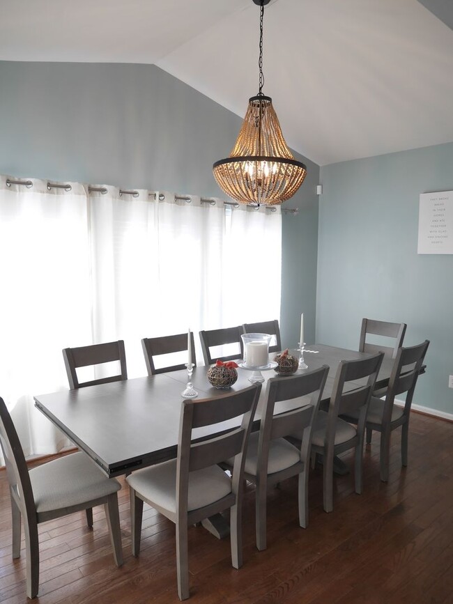 Building Photo - Stunning 5-Bedroom, 3.5-Bathroom Fully Furnished Home for Rent