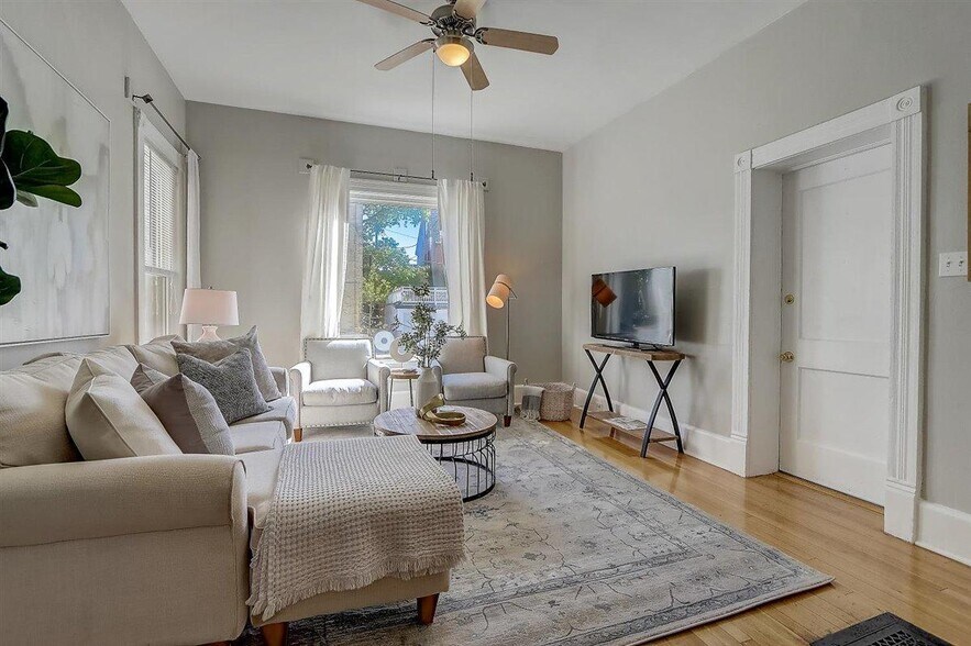 Living room - 1512 E Irving Plz