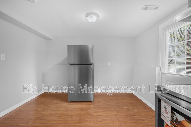 Building Photo - 7003 Rock Creek Dr