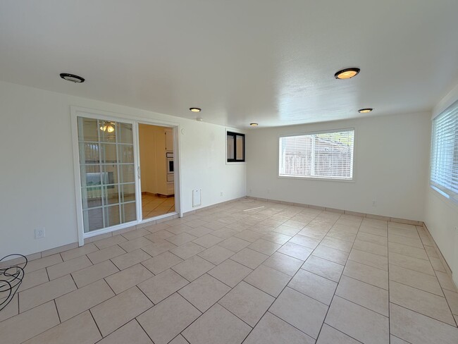 Building Photo - Desirable South East Three Bedroom Home