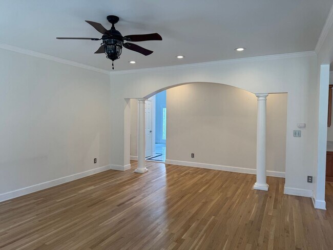 Building Photo - Stunning 5BR Executive Style Home in Brentwood