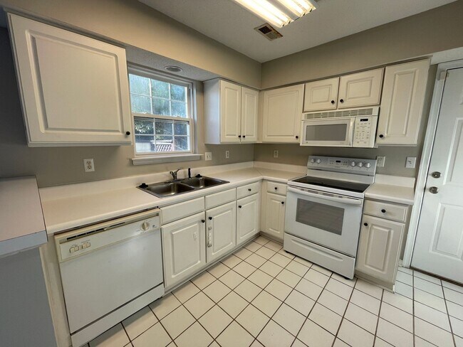 Building Photo - Beautiful two story home in the Ashbrook Community!