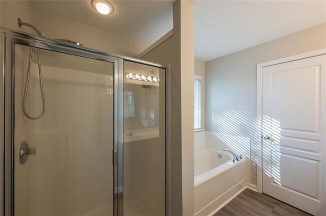 Building Photo - 204 Parc View Ln