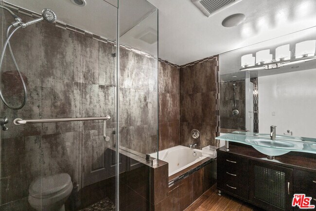 Building Photo - 11952 Montana Ave