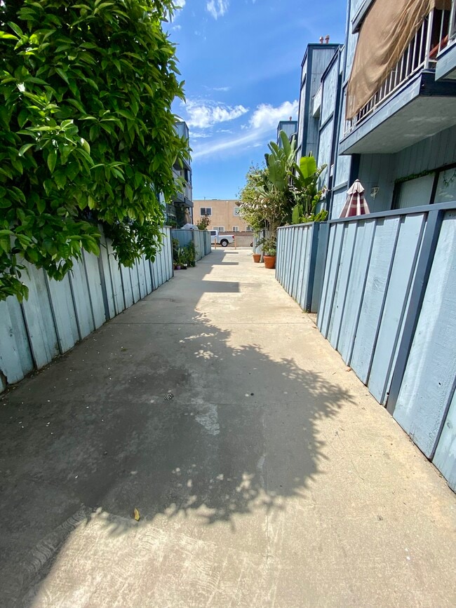 Building Photo - 14520 Plummer St