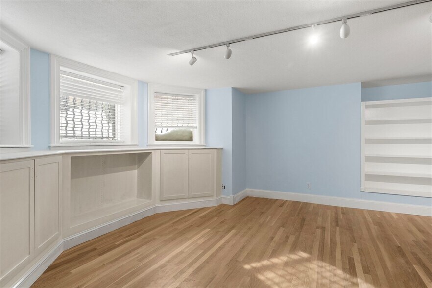 Building Photo - 242 Beacon St