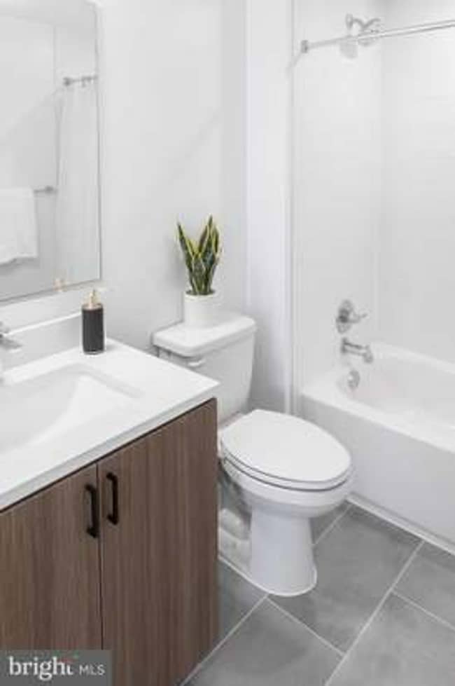 Building Photo - Spacious & Bright Furnished 2br/2ba in Pet...