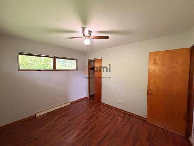 Building Photo - 330 E 69th Pl