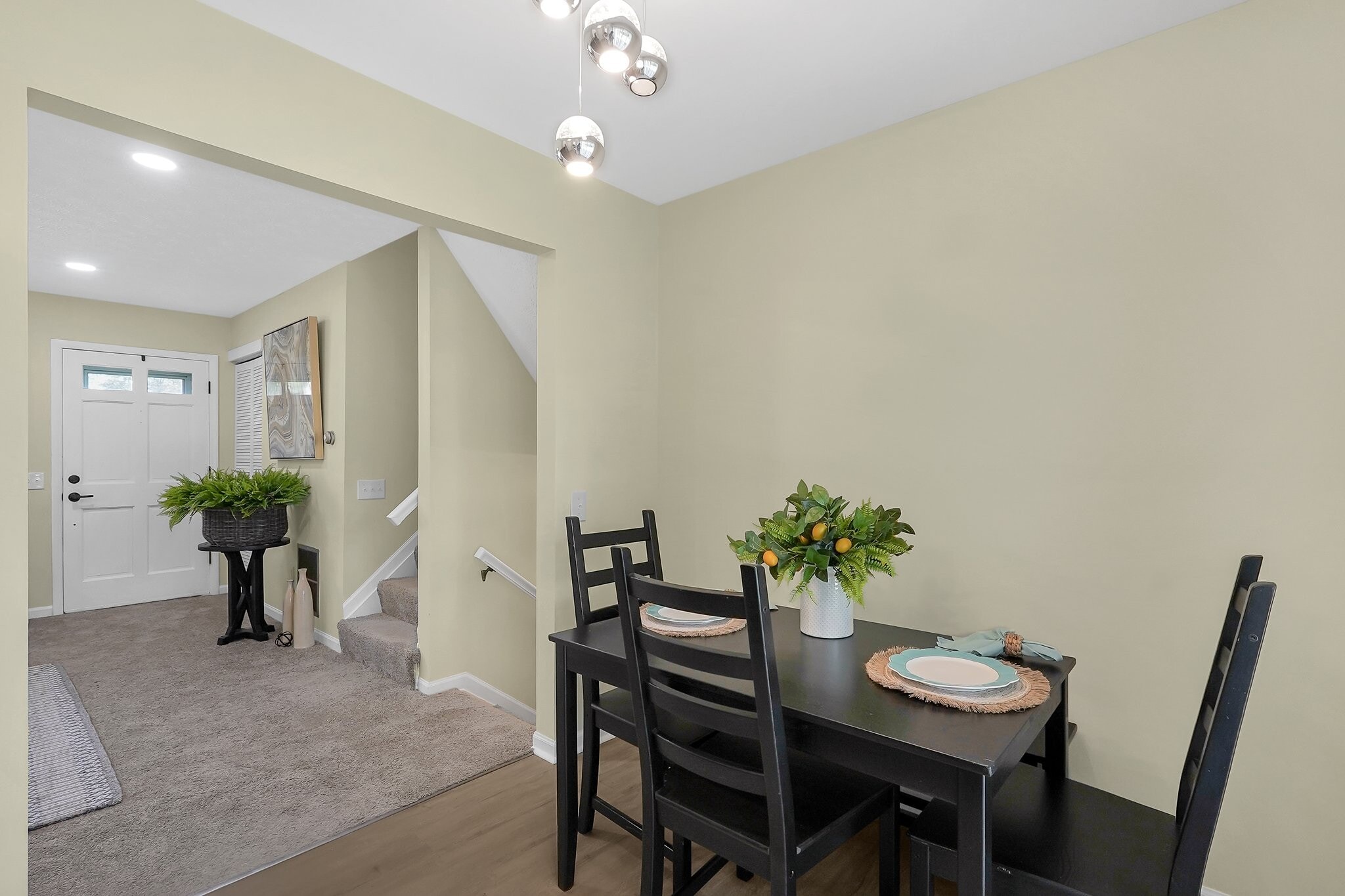 Dining for 4 four - 191 Murnane St