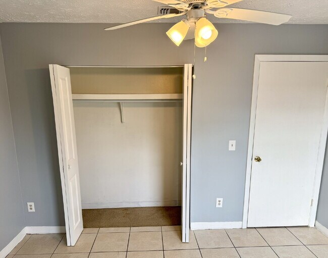 Building Photo - 2nd Floor - 2 Bedroom, 1 Bath in St. Andrews Area